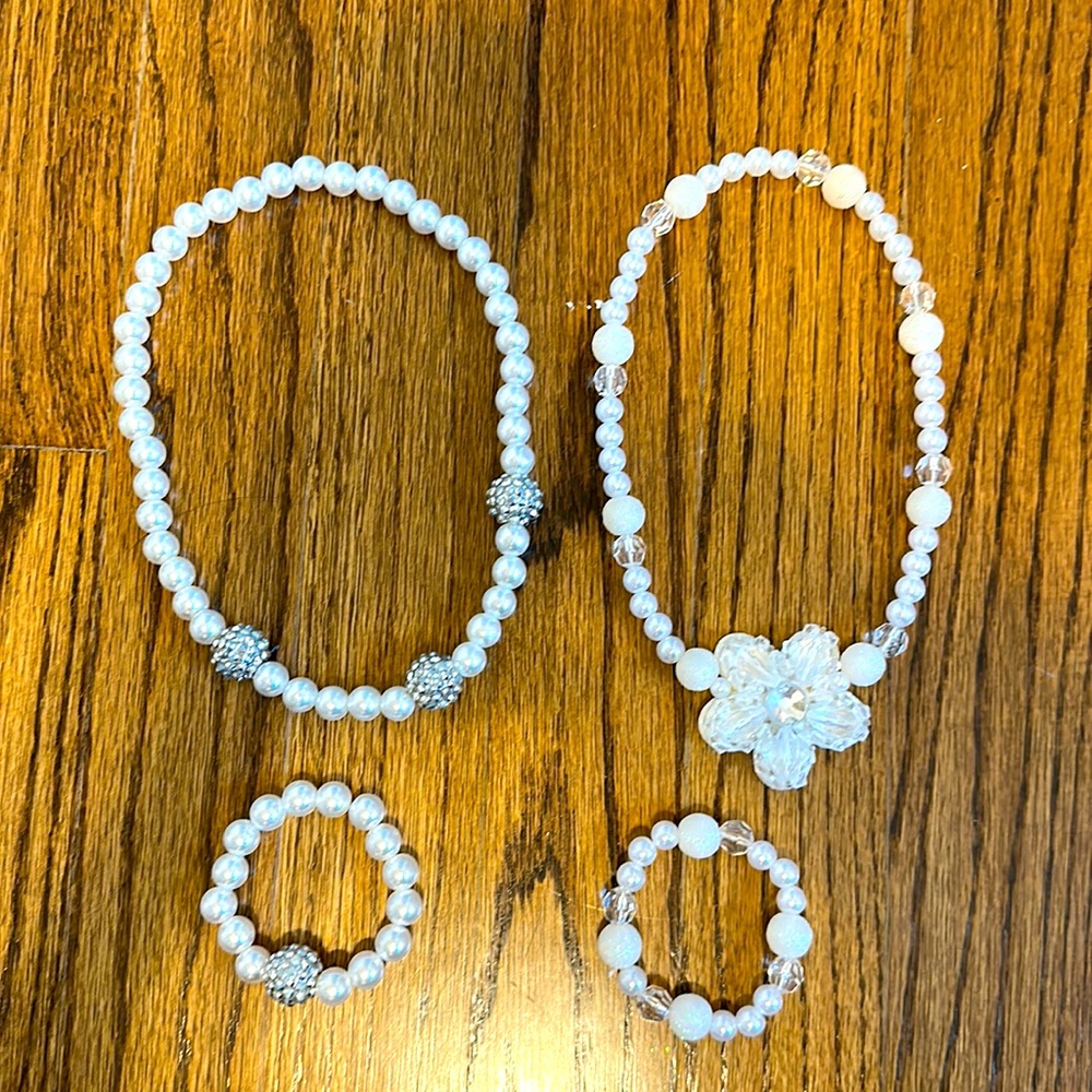 Girls necklace & bracelet set. Set of 2